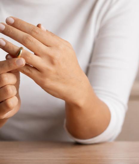 Mulher buscando terapia após separação e divórcio.